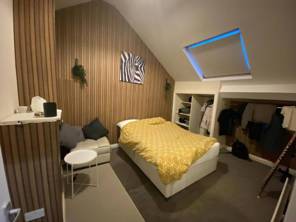 ein Schlafzimmer mit einem Bett und einem TV an der Wand in der Unterkunft Lovely room 5 minute walk from city centre in Newcastle upon Tyne
