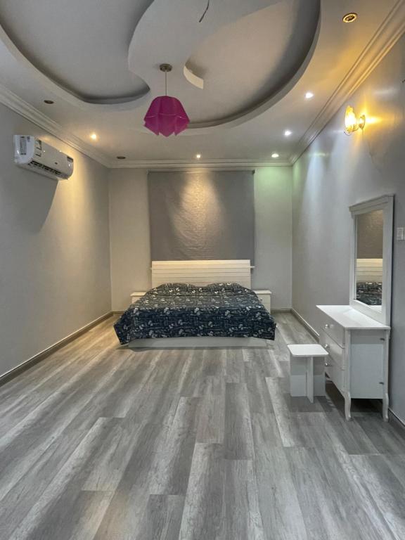 ein Schlafzimmer mit einem Bett und einer Decke in der Unterkunft غرفتين نوم ومجلس في أبها in Abha