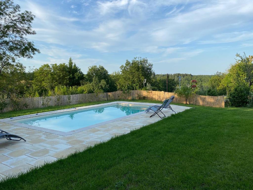 Basen w obiekcie Maison de village, charme et confort lub w pobliżu