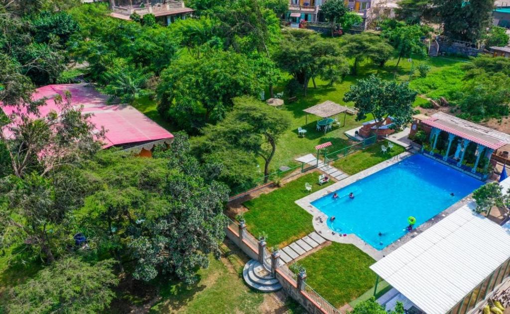 una vista aérea de una piscina en un patio en Hacienda Santa María de Cieneguilla, en Cieneguilla