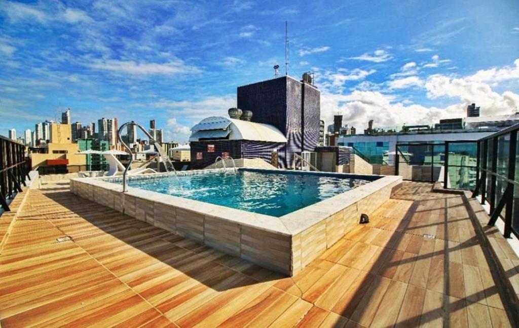 una piscina en la azotea de un edificio en Atlântico Tambaú Home Service, en João Pessoa