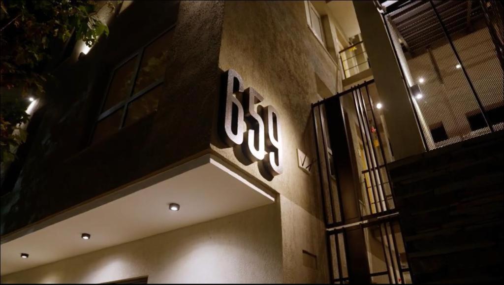 un edificio con un cartel en el costado en 659 Suites en San Juan