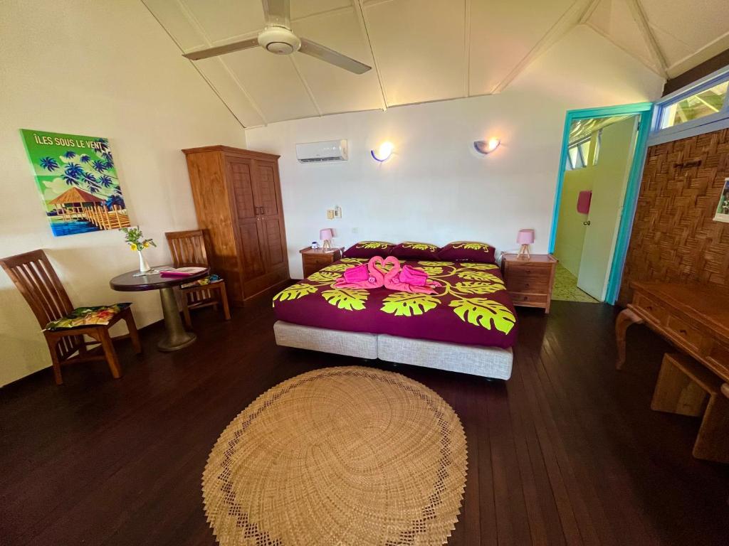 Ліжко або ліжка в номері Linareva Moorea Beach Resort