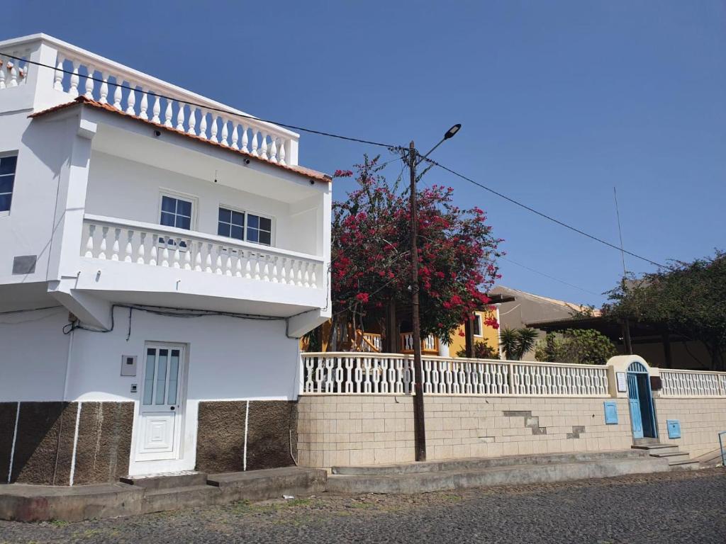 una casa bianca con una recinzione bianca di Seaview Apartment a Tarrafal