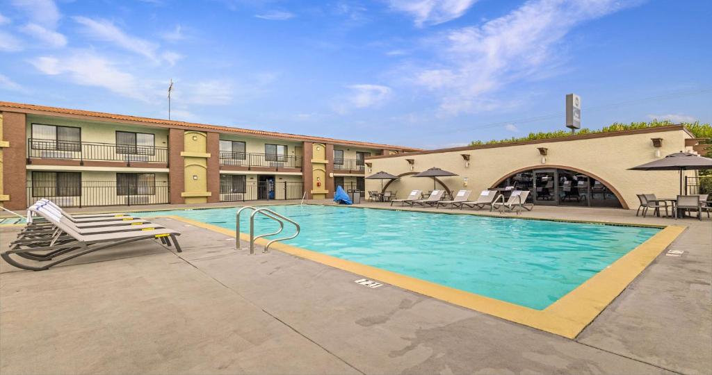 a swimming pool in front of a hotel at Best Western Roseville Inn in Roseville