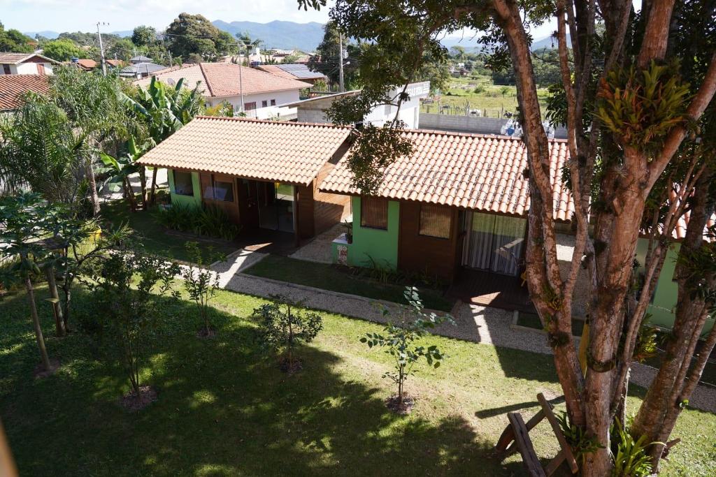 una vista aérea de una casa en un pueblo en Morada Alto Astral en Imbituba