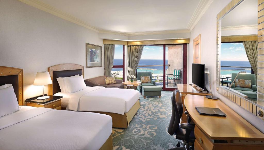 Postel nebo postele na pokoji v ubytování Jeddah Hilton