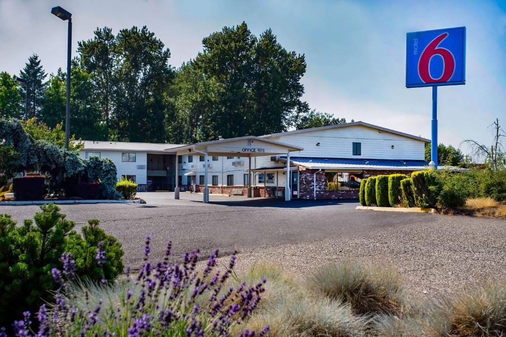 格雷善的住宿－俄勒岡州波特蘭格雷舍姆6號汽車旅館，前面有标志的加油站