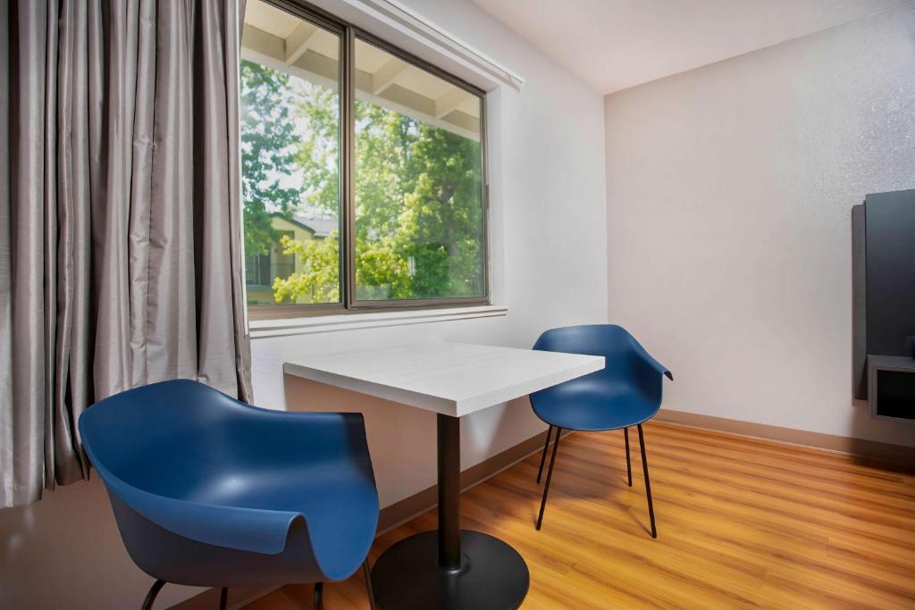 TV a/nebo společenská místnost v ubytování Motel 6-Gresham, OR - Portland