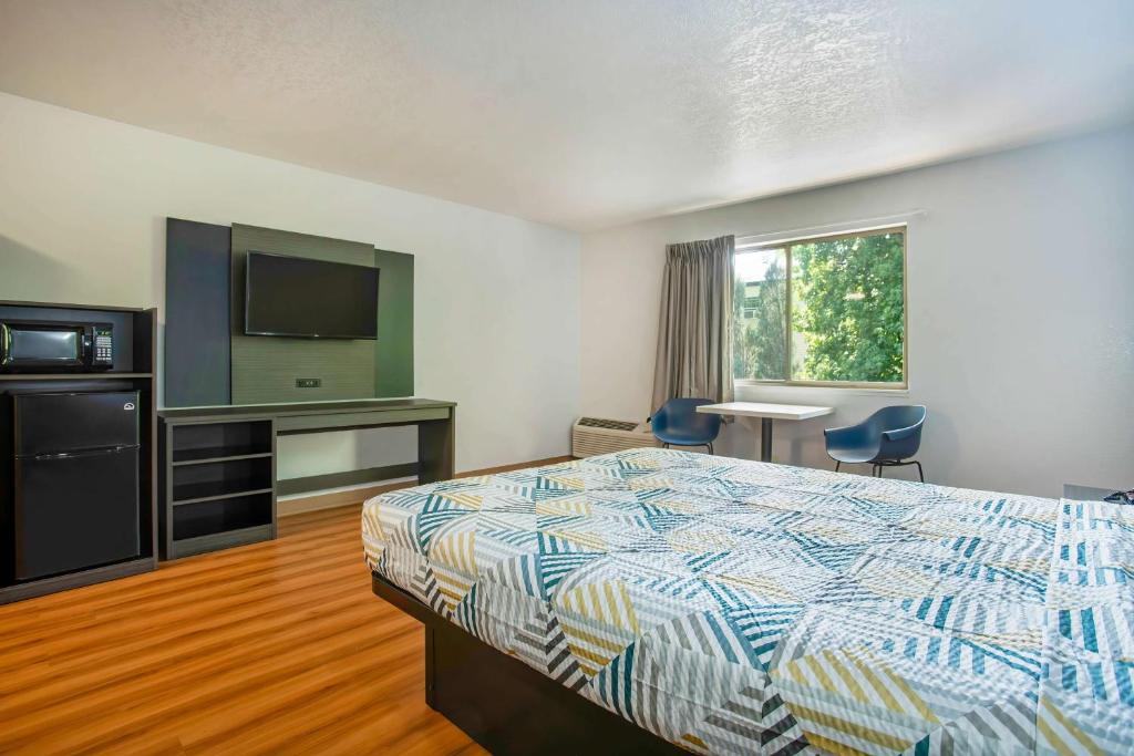 Postel nebo postele na pokoji v ubytování Motel 6-Gresham, OR - Portland