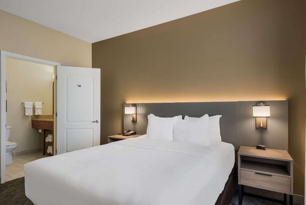 Postel nebo postele na pokoji v ubytování Comfort Inn & Suites Barnesville - Frackville