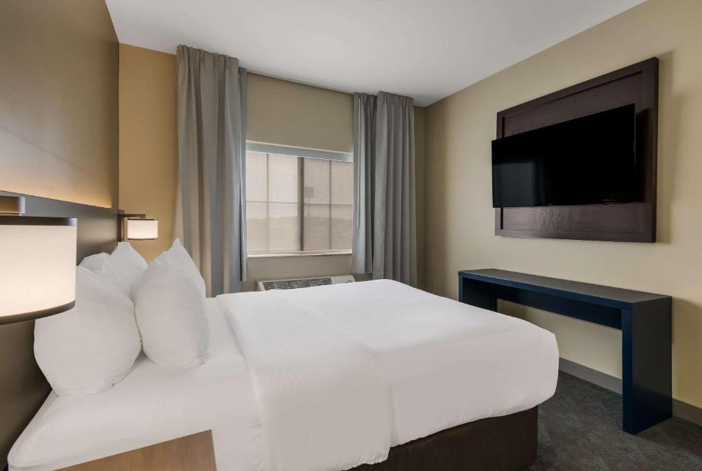 TV a/nebo společenská místnost v ubytování Comfort Inn & Suites Barnesville - Frackville