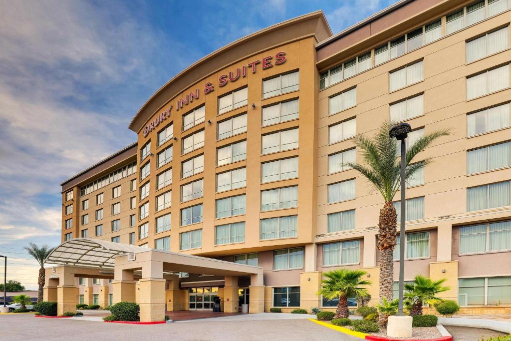 un hôtel avec un palmier en face dans l'établissement Drury Inn & Suites Phoenix Chandler Fashion Center, à Chandler