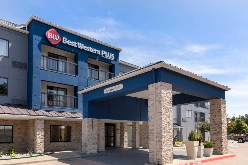 een gebouw met een buy best western plus bord bij Best Western Plus Fort Worth North in Fort Worth