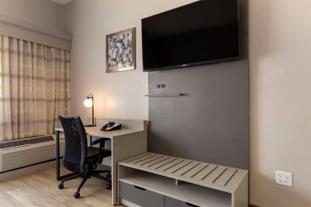 Best Western Plus Fort Worth North - King Room With Roll-In Shower - Disability Access