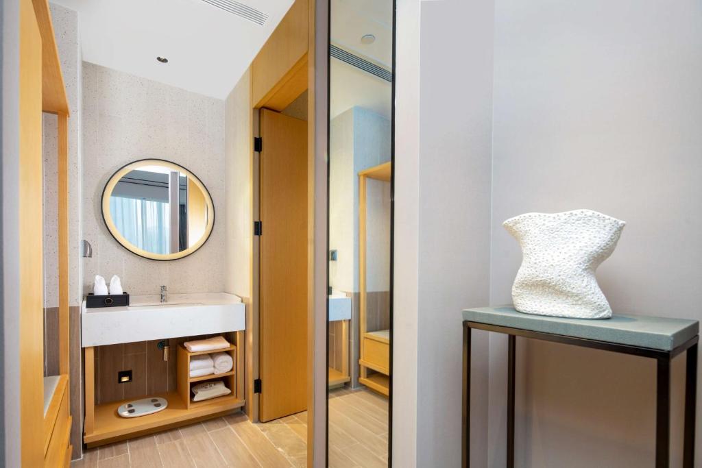 Hilton Garden Inn Shenzhen Airport - Suite De Un Dormitorio Con Una Cama King