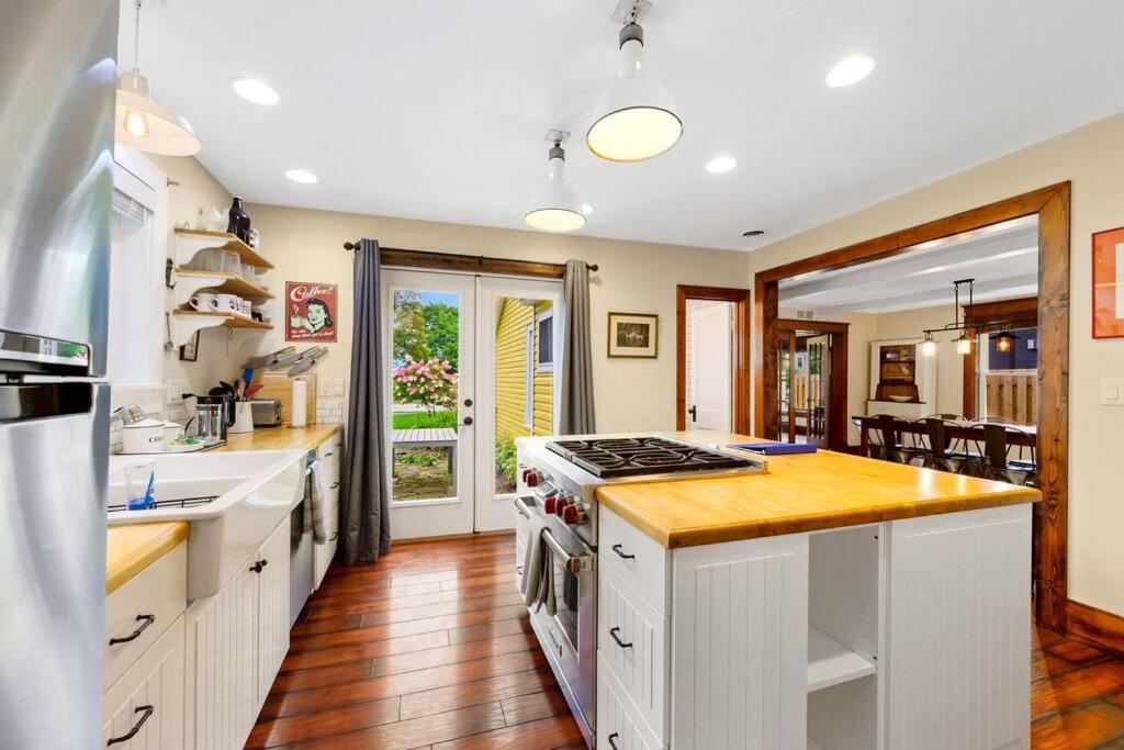 Baileys Harbor Yellow Home with a View, Baileys Harbor (updated prices