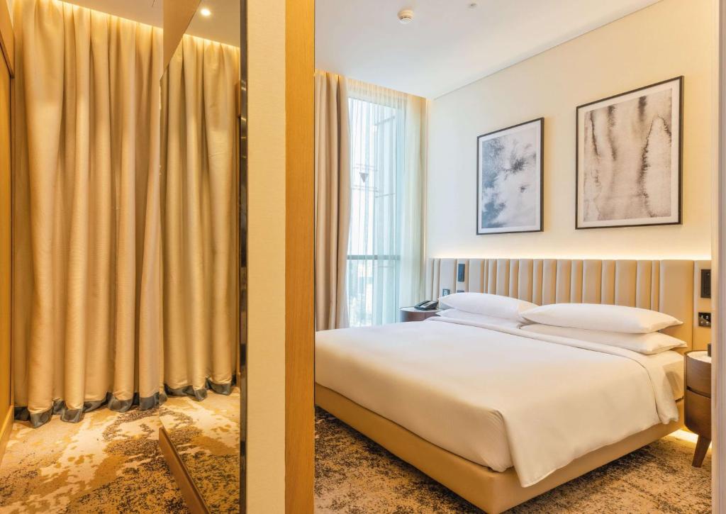Postel nebo postele na pokoji v ubytování Embassy Suites By Hilton Doha Old Town