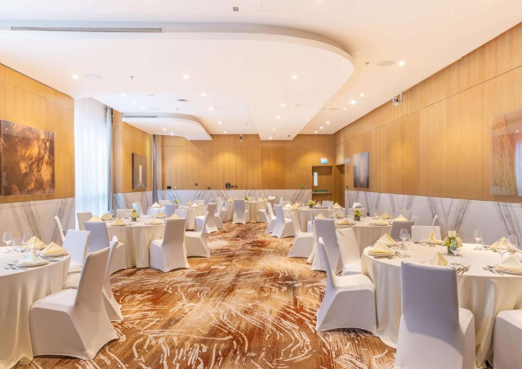 Posezení v ubytování Embassy Suites By Hilton Doha Old Town