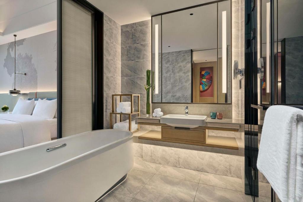 Postel nebo postele na pokoji v ubytování DoubleTree by Hilton Guangzhou Zengcheng