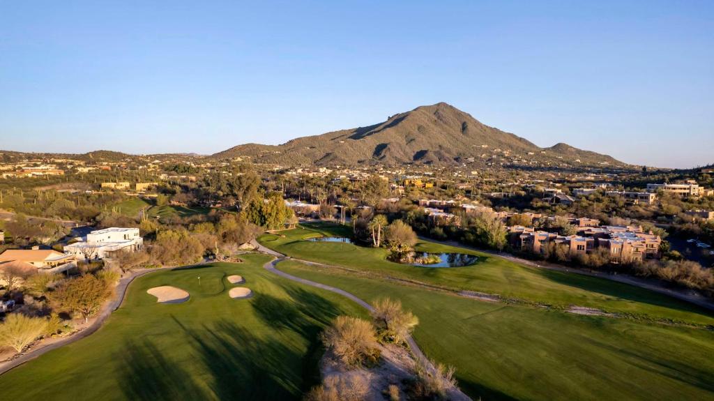uma vista aérea de um campo de golfe com uma montanha ao fundo em Hilton Vacation Club Rancho Manana em Cave Creek