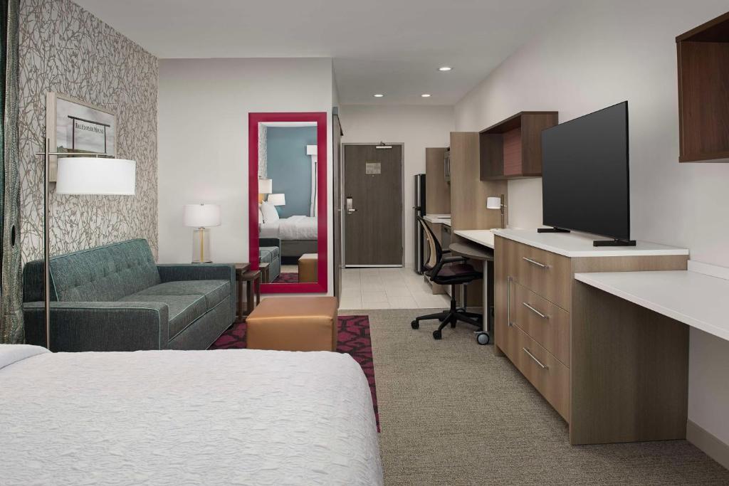 TV a/nebo společenská místnost v ubytování Home2 Suites By Hilton Flower Mound Dallas