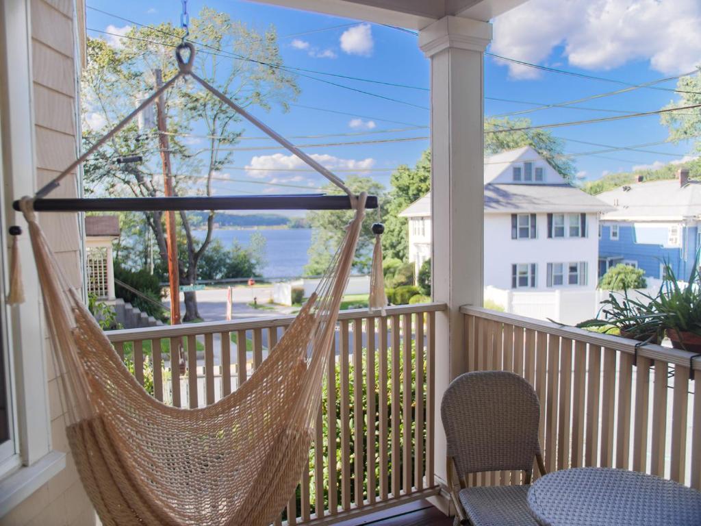 eine Hängematte auf einer Veranda mit Blick auf das Wasser in der Unterkunft Lakeview Oasis In Arlington in Arlington