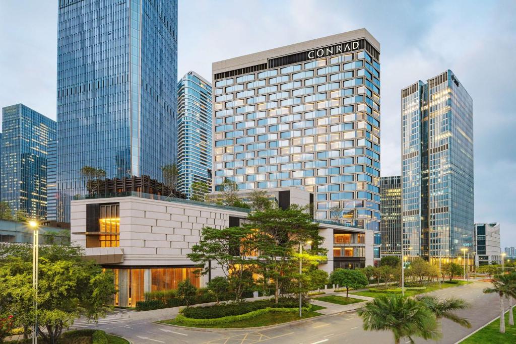 - une vue sur une ville avec de grands bâtiments dans l'établissement Conrad Shenzhen, Complimentary mini-bar for first round, à Shenzhen