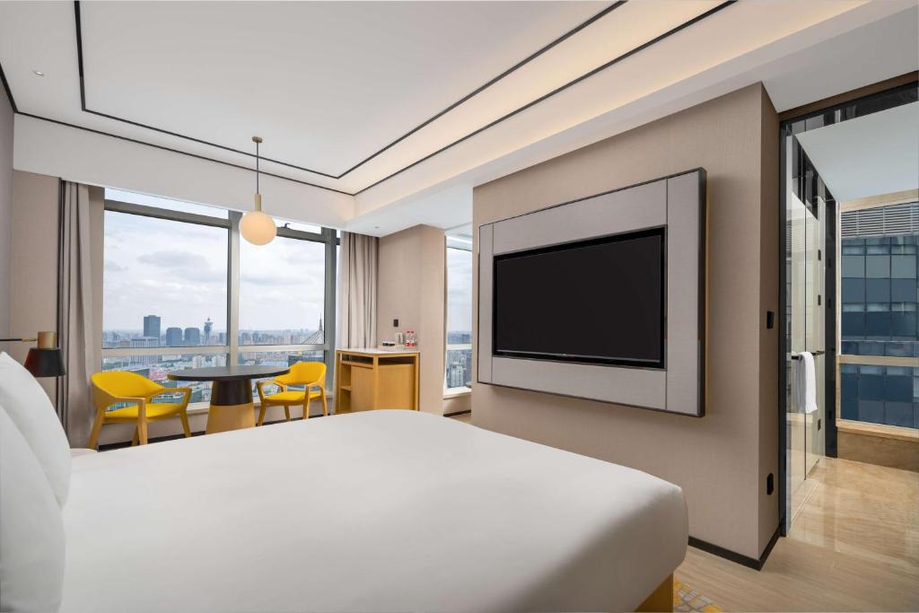 TV a/nebo společenská místnost v ubytování Hilton Garden Inn Shanghai Lujiazui