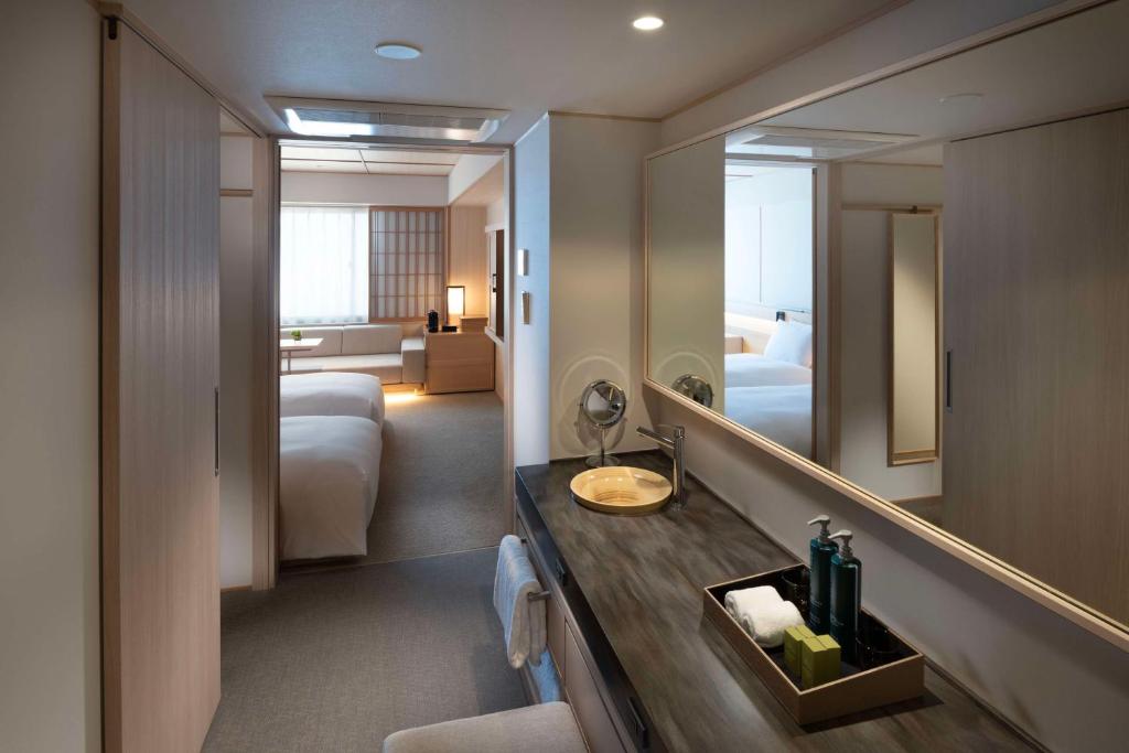 Postel nebo postele na pokoji v ubytování DoubleTree by Hilton Kyoto Higashiyama
