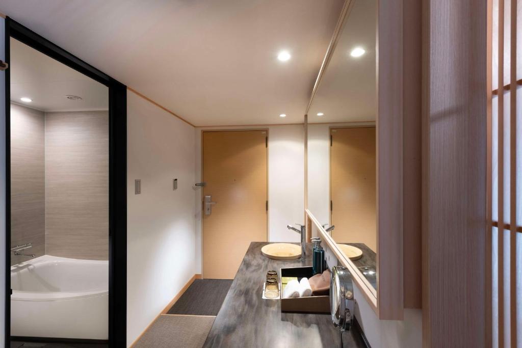 Postel nebo postele na pokoji v ubytování DoubleTree by Hilton Kyoto Higashiyama