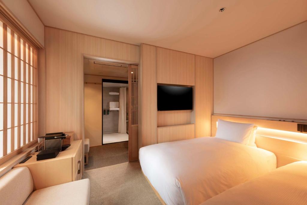 TV a/nebo společenská místnost v ubytování DoubleTree by Hilton Kyoto Higashiyama