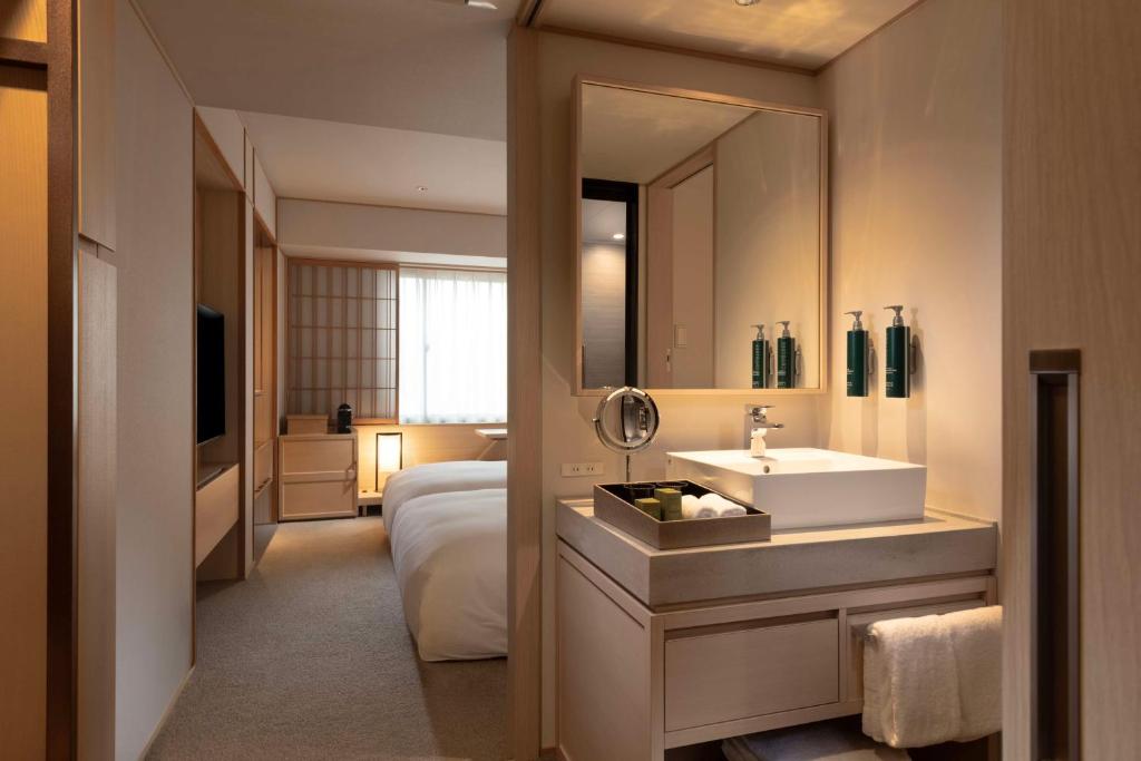 Postel nebo postele na pokoji v ubytování DoubleTree by Hilton Kyoto Higashiyama