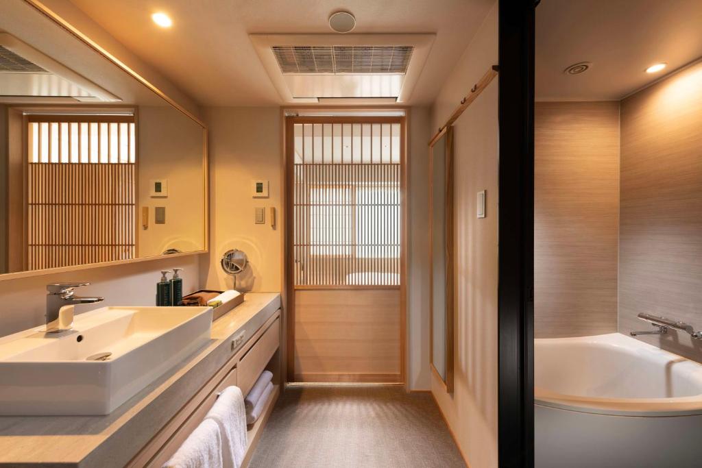 Koupelna v ubytování DoubleTree by Hilton Kyoto Higashiyama