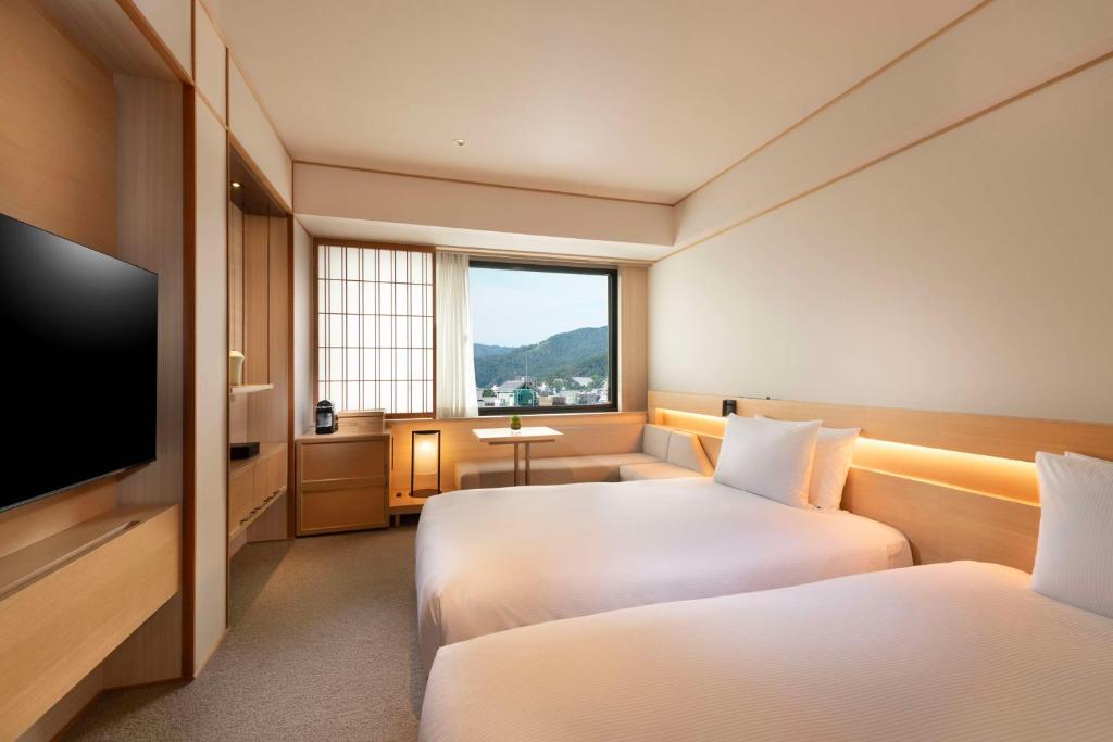 TV a/nebo společenská místnost v ubytování DoubleTree by Hilton Kyoto Higashiyama
