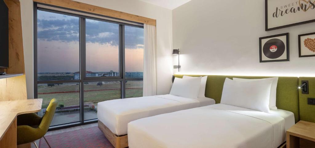Postel nebo postele na pokoji v ubytování Hampton By Hilton Cerkezkoy