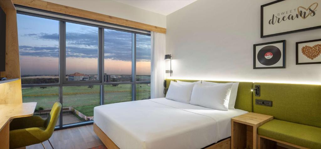 Postel nebo postele na pokoji v ubytování Hampton By Hilton Cerkezkoy