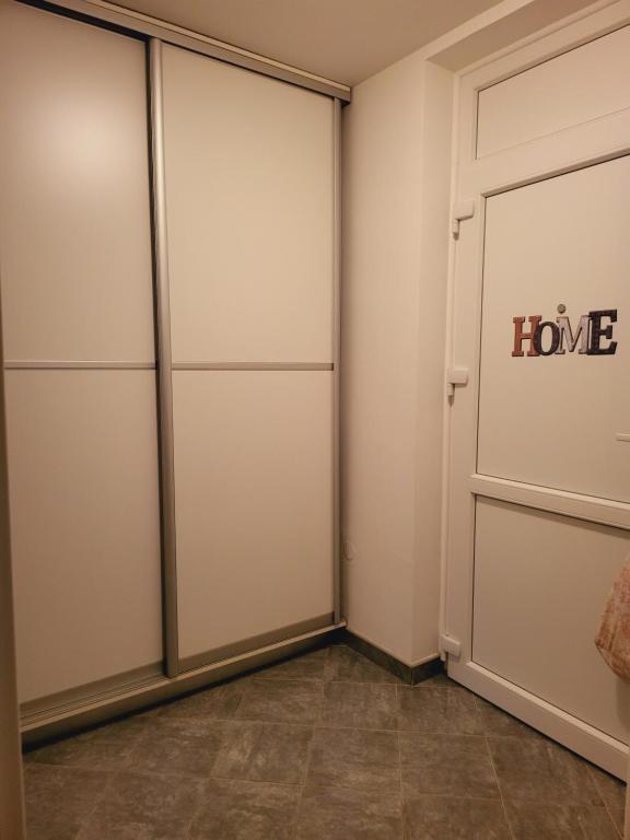 Dolly Apartment Airport - 13