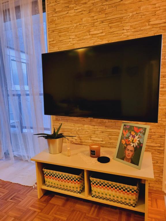 Dolly Apartment Airport - 16