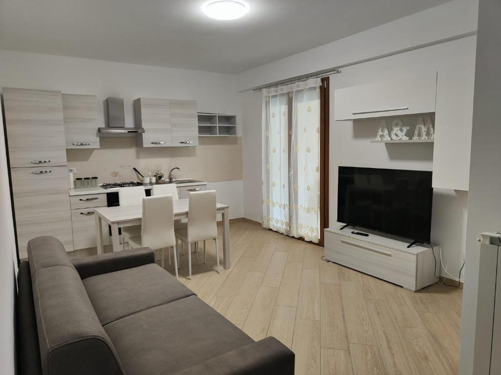 拉蒂納的住宿－Villa A&M 2，客厅配有沙发和带电视的桌子
