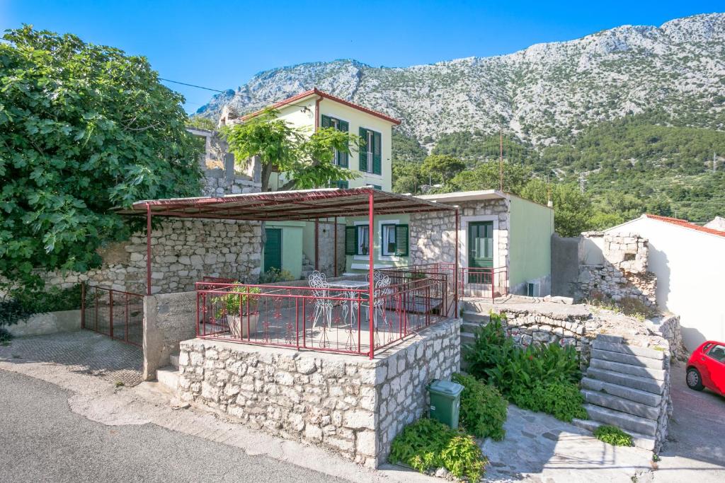una casa en construcción frente a una montaña en Holiday house with a parking space Igrane, Makarska - 8332 en Igrane
