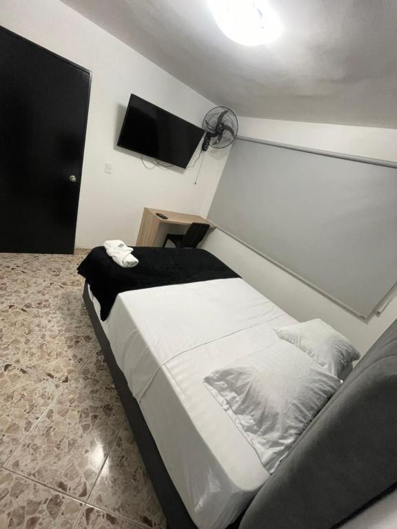 Postel nebo postele na pokoji v ubytování Hotel De León Estadio