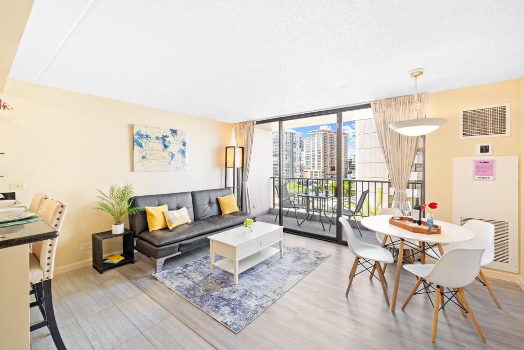 Diamond Head View Close to Waikiki Beach with Parking - One-Bedroom Apartment