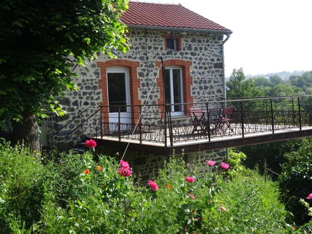 Cette maison en pierre dispose d'un balcon et d'un pont. dans l'établissement Gîte charmant avec terrasse et wifi au Puy-en-Velay - FR-1-582-331, au Puy-en-Velay