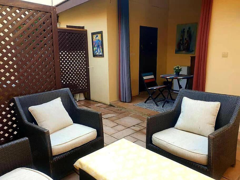 sala de estar con 2 sillas y mesa en Petit Studio - île de Gorée en Gorée