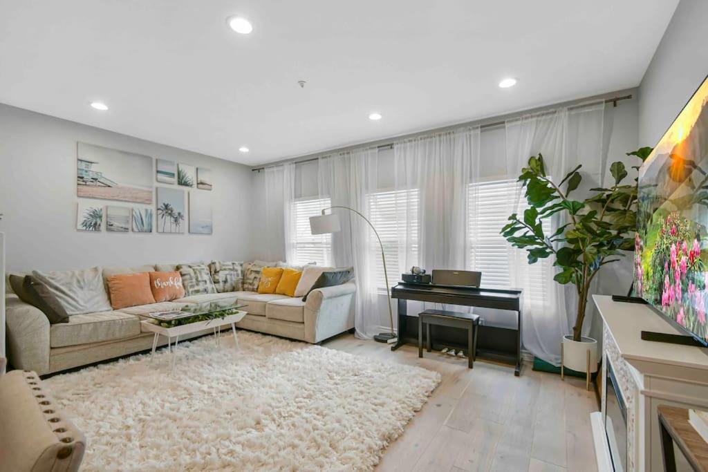 un soggiorno con divano e tavolo di Beautiful 3B2B home with piano in Pasadena Oldtown a Pasadena