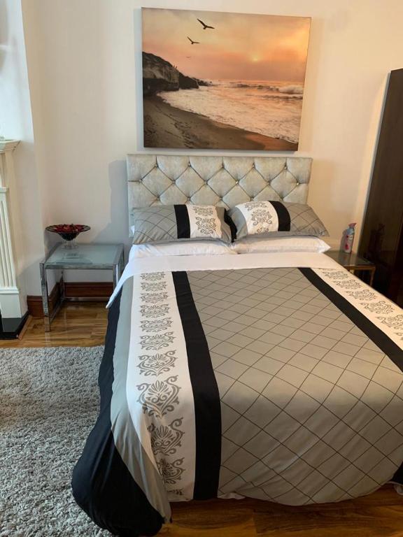 Un pat sau paturi într-o cameră la FBS Homestay