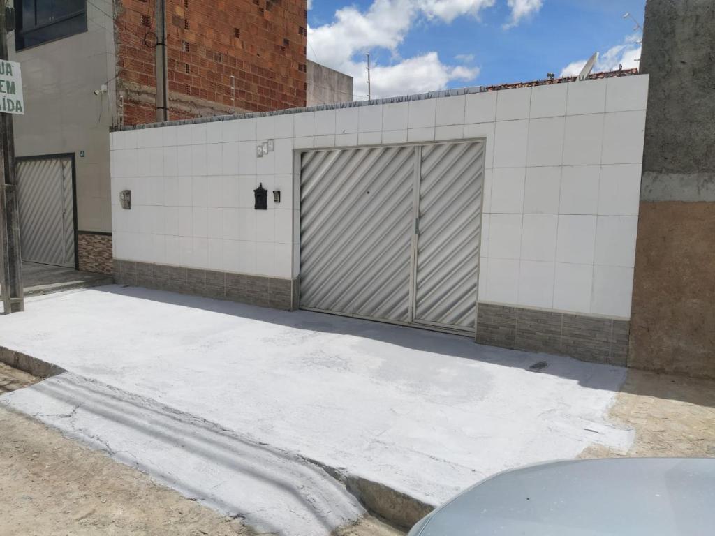 un garage con una porta sul lato di un edificio di Estação 249 Caruaru (Casa de temporada) a Caruaru