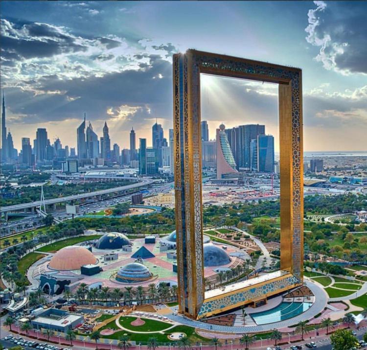 - Vistas a una ciudad con marco en Sansa Hostel, en Dubái