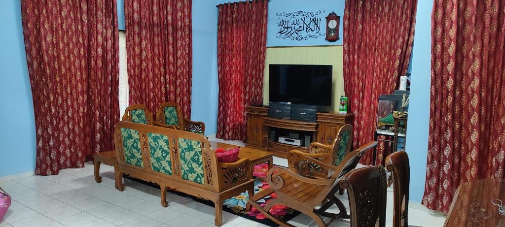 salon z 2 krzesłami i telewizorem w obiekcie Homestay Kluang 309 